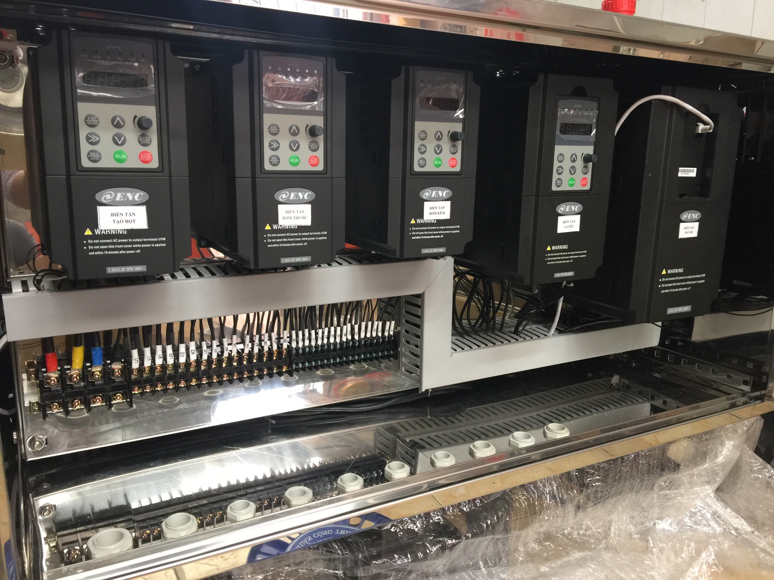 Dự án lắp đặt tủ điện điều khiển sử dụng biến tần ENC giải pháp tối ưu hóa hệ thống tự động hóa sản xuất